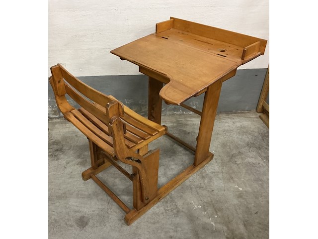 Houten vintage kinderlessenaar met zitje ( torck) - afbeelding 1 van  3