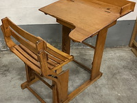 Houten vintage kinderlessenaar met zitje ( torck) - afbeelding 1 van  3