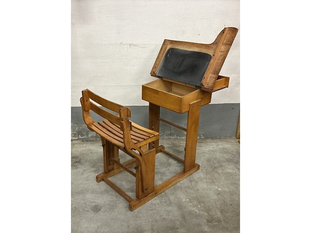 Houten vintage kinderlessenaar met zitje ( torck) - afbeelding 2 van  3