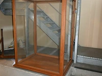 Houten vitrinekast - afbeelding 1 van  5