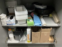 Houten wandkast met inhoud - afbeelding 8 van  11