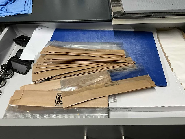 Houten wandkast met inhoud - afbeelding 9 van  11