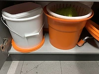 Houten wandkast met inhoud - afbeelding 11 van  11