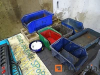 Houten werkbank en zijn inhoud - afbeelding 2 van  11