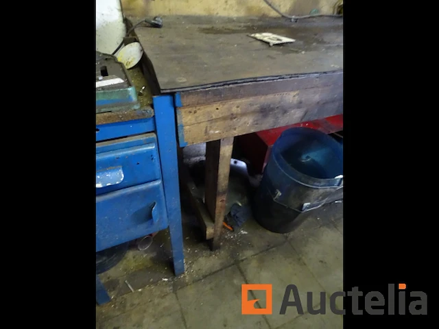 Houten werkbank en zijn inhoud - afbeelding 1 van  11