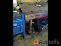 Houten werkbank en zijn inhoud