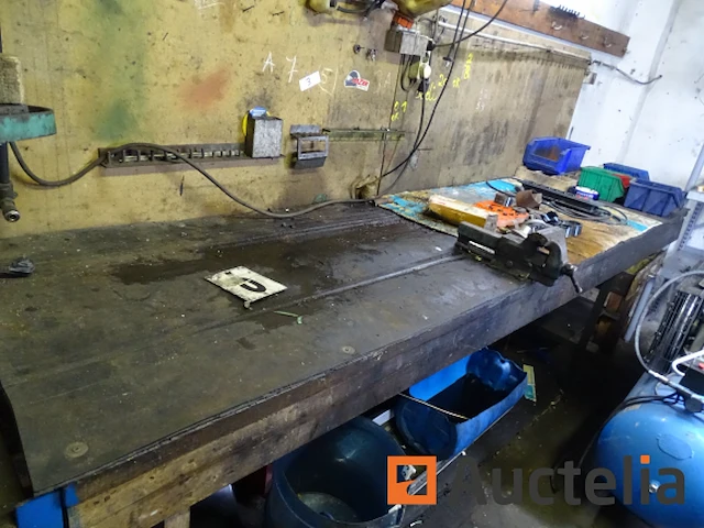 Houten werkbank en zijn inhoud - afbeelding 4 van  11