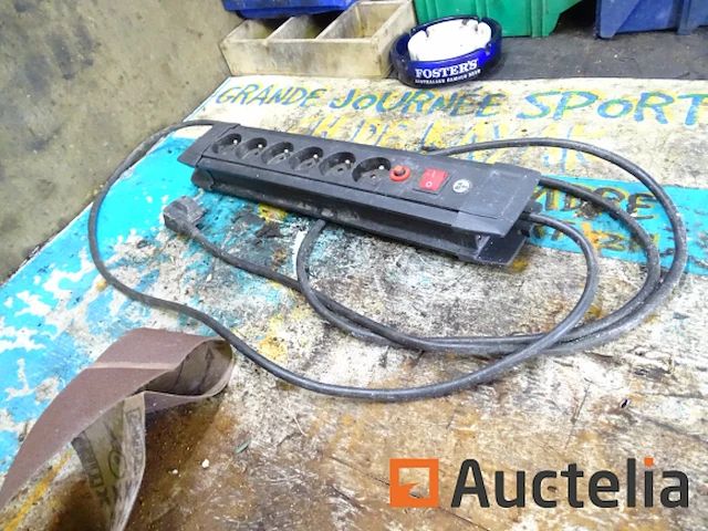 Houten werkbank en zijn inhoud - afbeelding 10 van  11