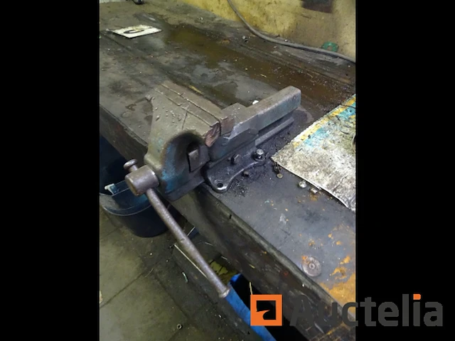Houten werkbank en zijn inhoud - afbeelding 11 van  11