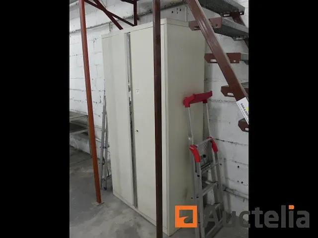 Houten werkbank met bankschroef, 2 metaal kasten 2 deuren - afbeelding 1 van  9