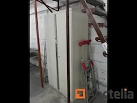 Houten werkbank met bankschroef, 2 metaal kasten 2 deuren - afbeelding 1 van  9