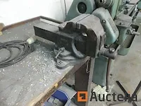 Houten werkbank met bankschroef, 2 metaal kasten 2 deuren - afbeelding 2 van  9