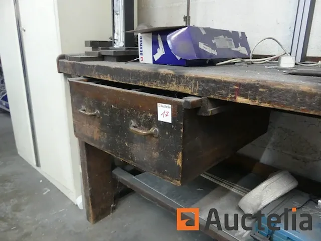 Houten werkbank met bankschroef, 2 metaal kasten 2 deuren - afbeelding 3 van  9