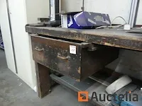 Houten werkbank met bankschroef, 2 metaal kasten 2 deuren - afbeelding 3 van  9