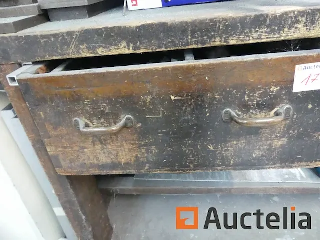 Houten werkbank met bankschroef, 2 metaal kasten 2 deuren - afbeelding 4 van  9