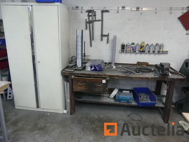 Houten werkbank met bankschroef, 2 metaal kasten 2 deuren - afbeelding 6 van  9