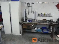 Houten werkbank met bankschroef, 2 metaal kasten 2 deuren - afbeelding 6 van  9