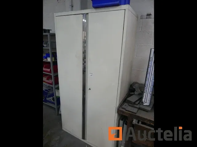Houten werkbank met bankschroef, 2 metaal kasten 2 deuren - afbeelding 8 van  9