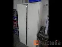 Houten werkbank met bankschroef, 2 metaal kasten 2 deuren - afbeelding 8 van  9