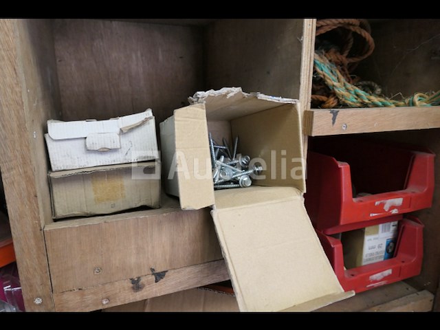 Houten werkplaatskast en inhoud - afbeelding 3 van  24