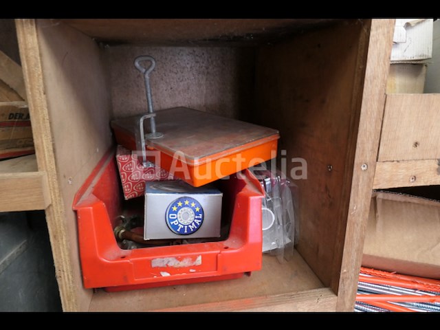 Houten werkplaatskast en inhoud - afbeelding 5 van  24