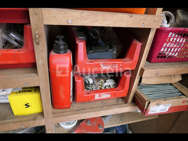 Houten werkplaatskast en inhoud - afbeelding 6 van  24