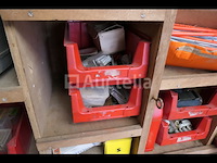 Houten werkplaatskast en inhoud - afbeelding 8 van  24