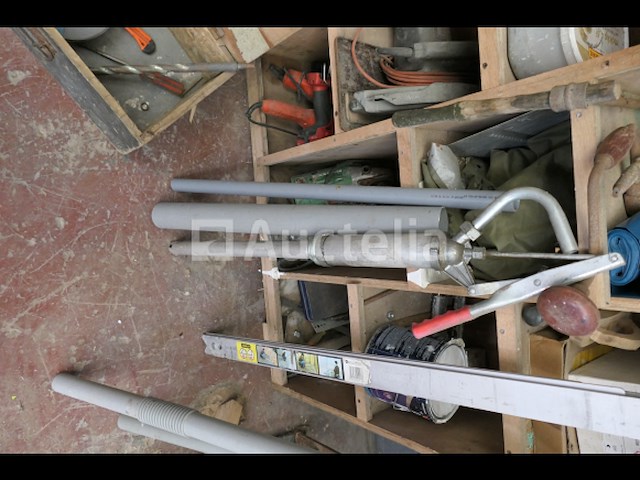 Houten werkplaatskast en inhoud - afbeelding 9 van  24