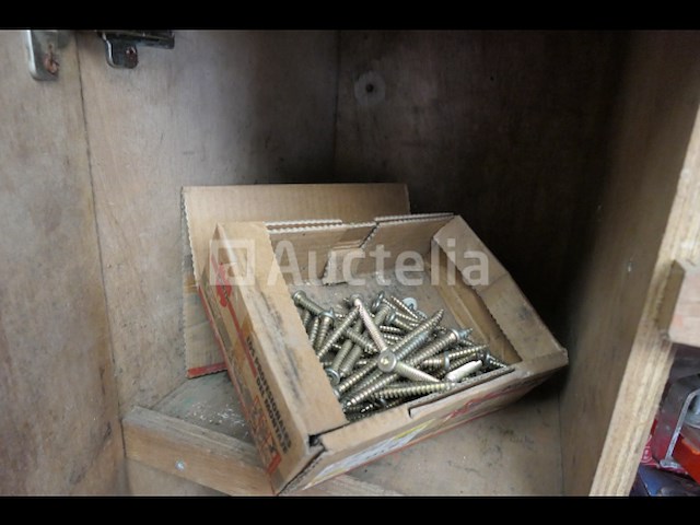 Houten werkplaatskast en inhoud - afbeelding 10 van  24