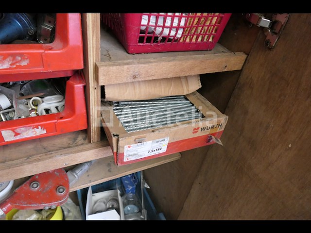 Houten werkplaatskast en inhoud - afbeelding 11 van  24