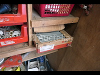 Houten werkplaatskast en inhoud - afbeelding 11 van  24