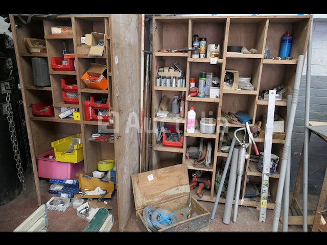 Houten werkplaatskast en inhoud - afbeelding 1 van  24
