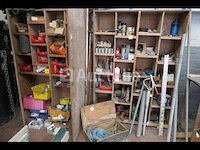 Houten werkplaatskast en inhoud Houten werkplaatskast en inhoud