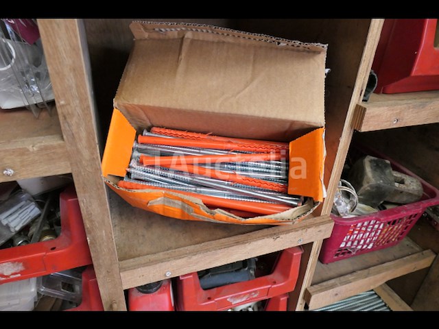 Houten werkplaatskast en inhoud - afbeelding 13 van  24