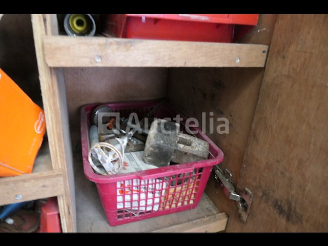 Houten werkplaatskast en inhoud - afbeelding 17 van  24