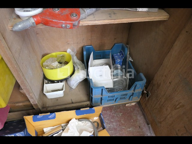 Houten werkplaatskast en inhoud - afbeelding 22 van  24