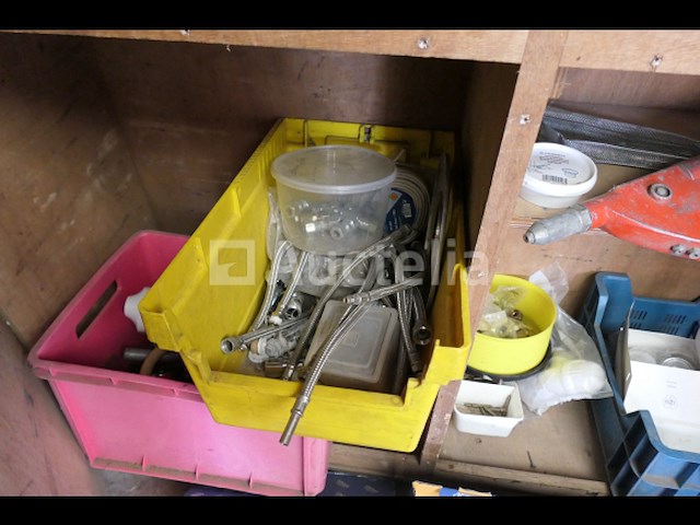 Houten werkplaatskast en inhoud - afbeelding 24 van  24