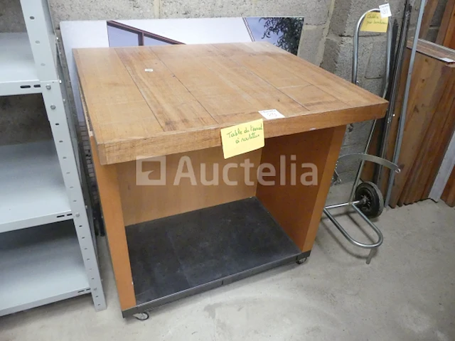 Houten werktafel op wielen - afbeelding 1 van  3