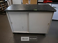 Houten werktafel op wielen - afbeelding 1 van  4