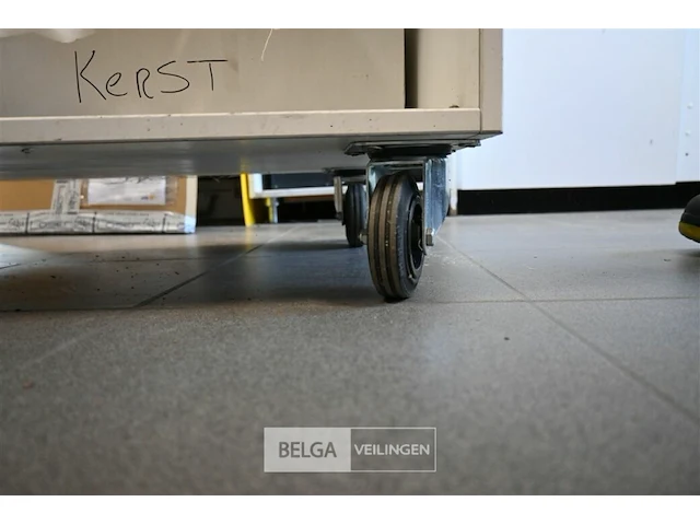 Houten werktafel op wielen - afbeelding 4 van  4