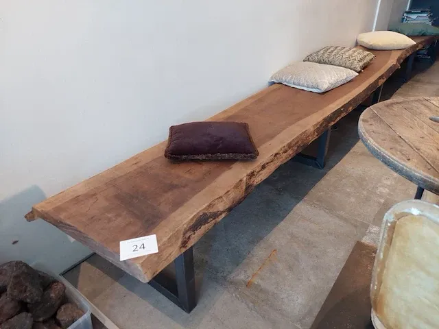 Houten zitbank vv metalen onderstel, incl deco kussens - afbeelding 2 van  6