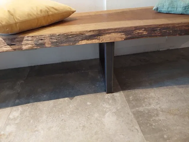 Houten zitbank vv metalen onderstel, incl deco kussens - afbeelding 5 van  6