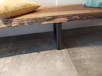 Houten zitbank vv metalen onderstel, incl deco kussens - afbeelding 5 van  6