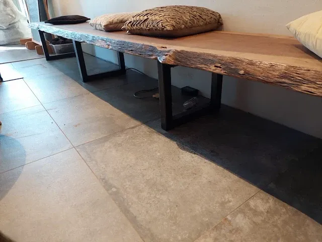 Houten zitbank vv metalen onderstel, incl deco kussens - afbeelding 6 van  6