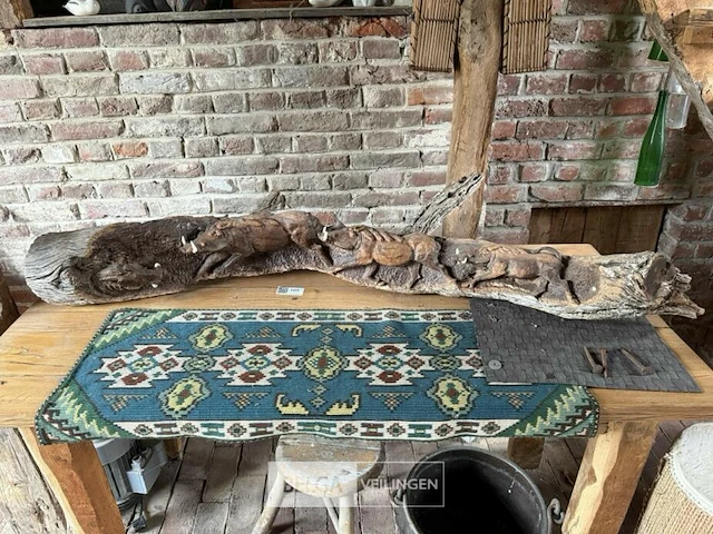 Houtsculptuur met everzwijnen - afbeelding 1 van  3