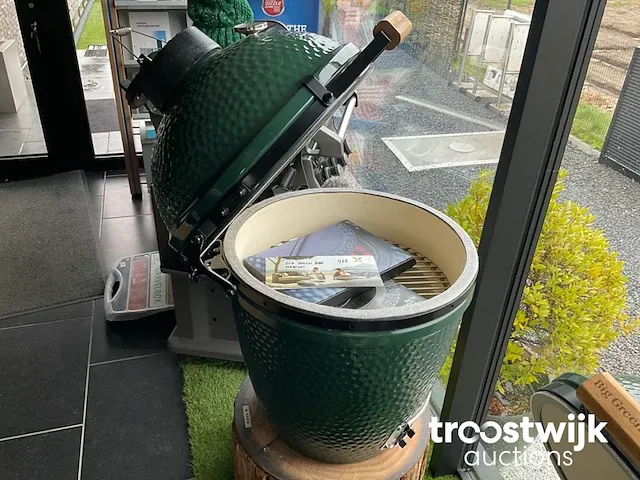 Houtskool bbq van big green egg - afbeelding 1 van  2