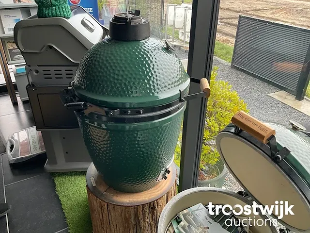 Houtskool bbq van big green egg - afbeelding 2 van  2