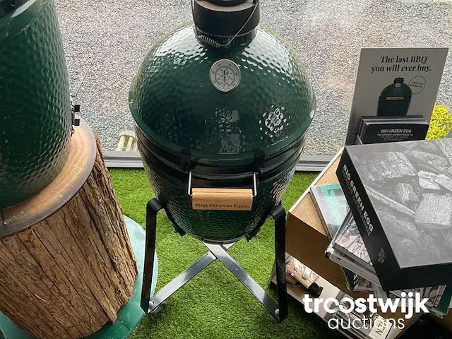 Houtskool bbq van big green egg - afbeelding 1 van  2