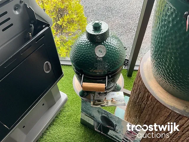 Houtskool bbq van big green egg - afbeelding 1 van  2