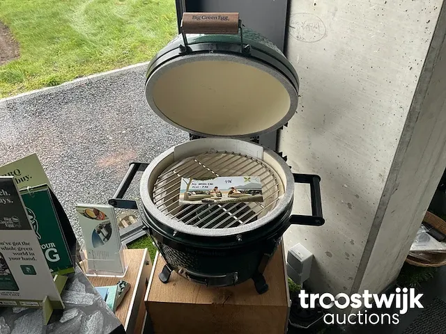 Houtskool bbq van big green egg - afbeelding 1 van  2